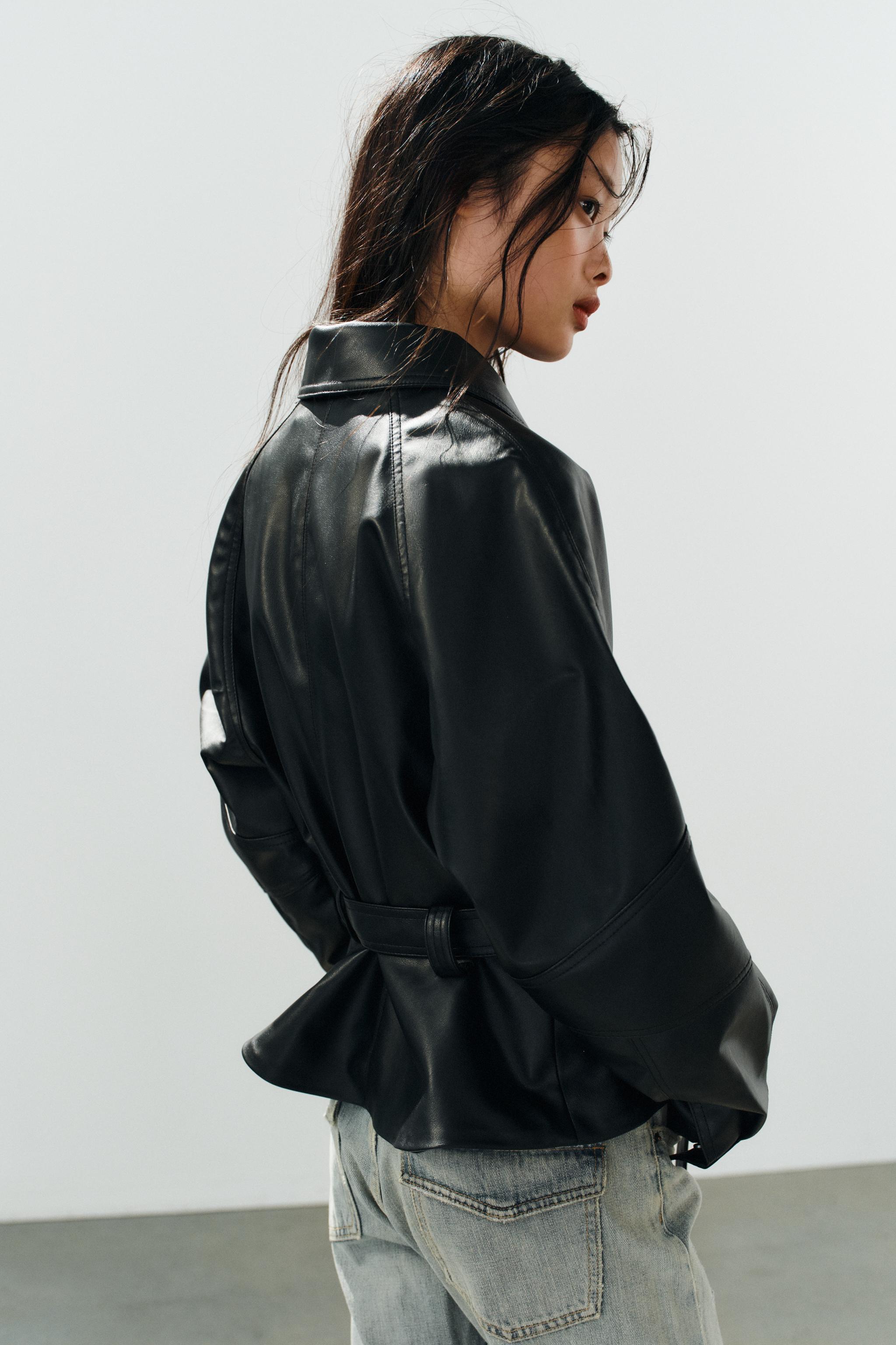 VESTE EN MATIÈRE SYNTHÉTIQUE AVEC CEINTURE